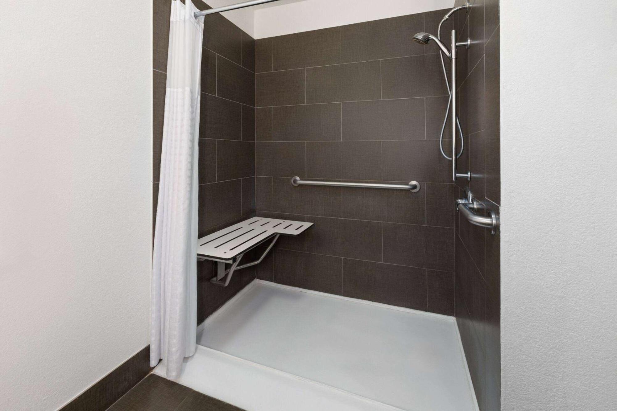 La Quinta Inn & Suites By Wyndham Meridian Eksteriør bilde